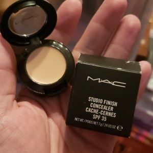 Mac Concealer NC15 NIB